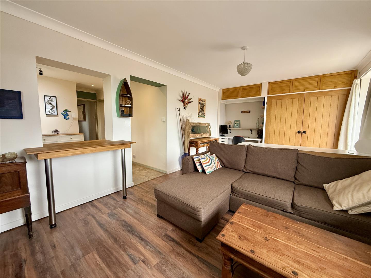 Living Room/Bedroom:
